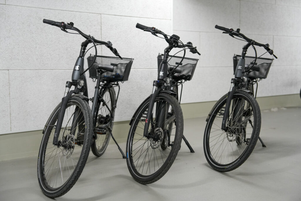 kettler trekking e-bike Town & Country CX10 Damen 800 Wh 2026 – Bike Reiter Hintergrund:Weißer Hintergrund Pocoline Aufbewahrungsregal Weiß Holz E-Fold